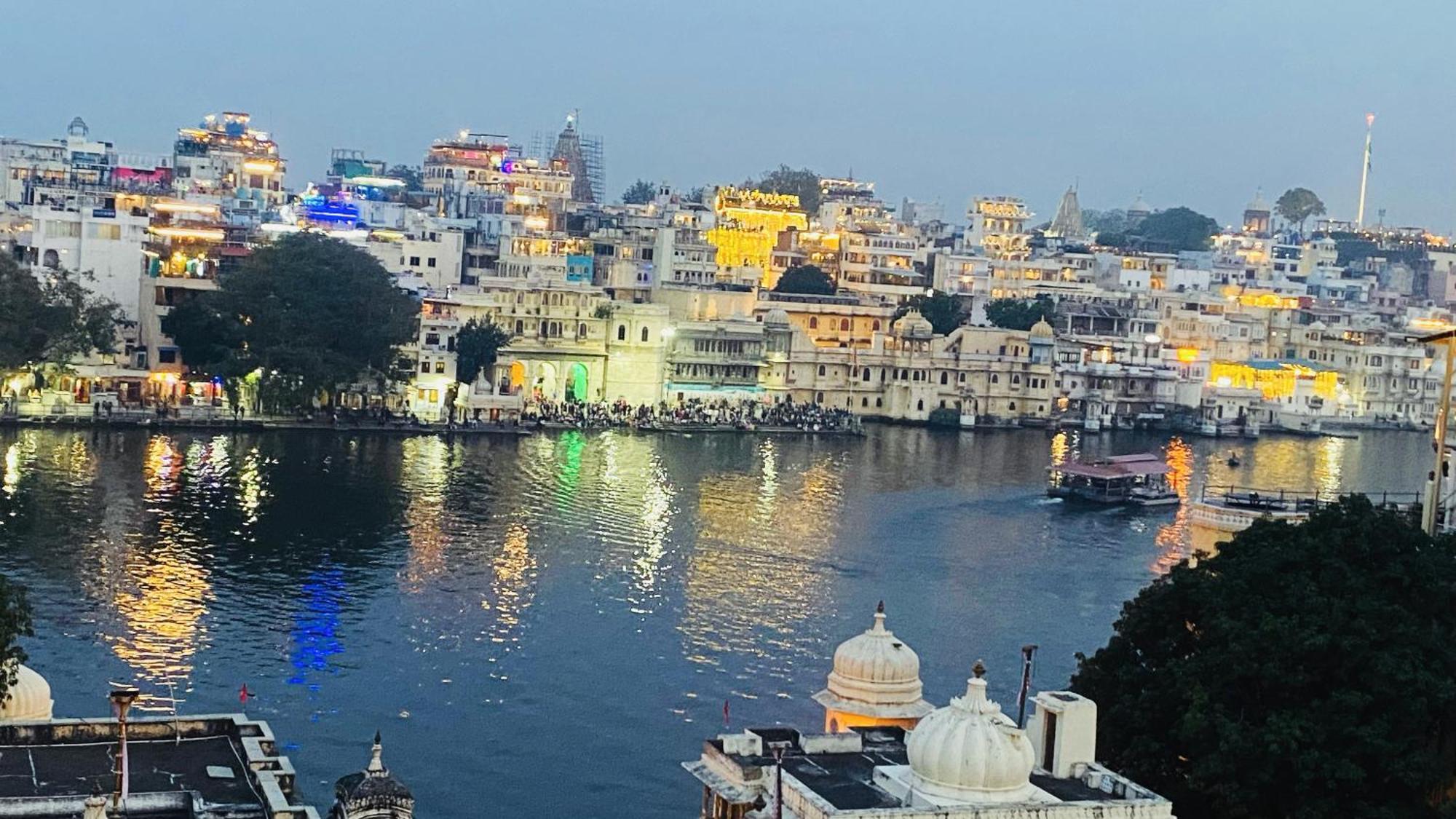 Dera Pichola- A Lake Facing Boutique Hotel 烏代浦 外观 照片